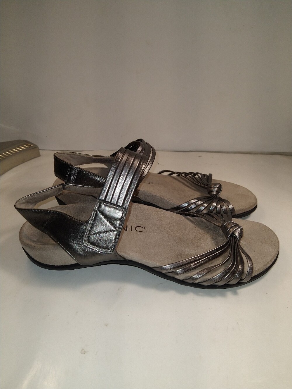 Vionic Talulah Met Leather Strappy Orthotic Sandals Women's sz 7.5.